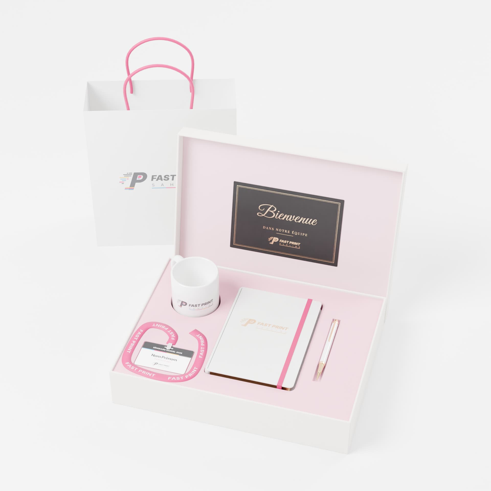Coffret de bienvenue : carte « Bienvenue dans notre équipe », mug, carnet, stylo et badge, avec son sac