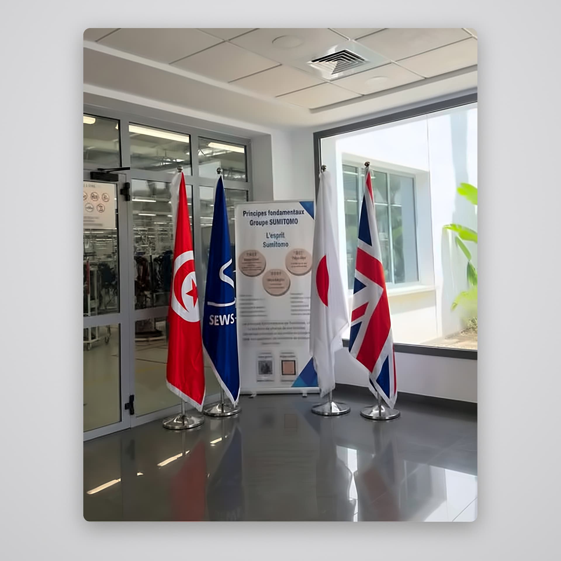 Drapeaux sur mât et roll-up d'entreprise